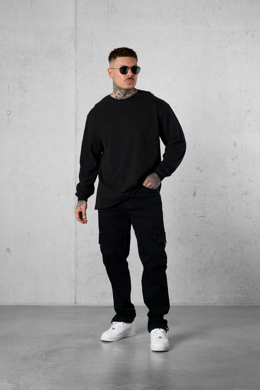 BLACK ESSENTIAL LONGSLEEVE