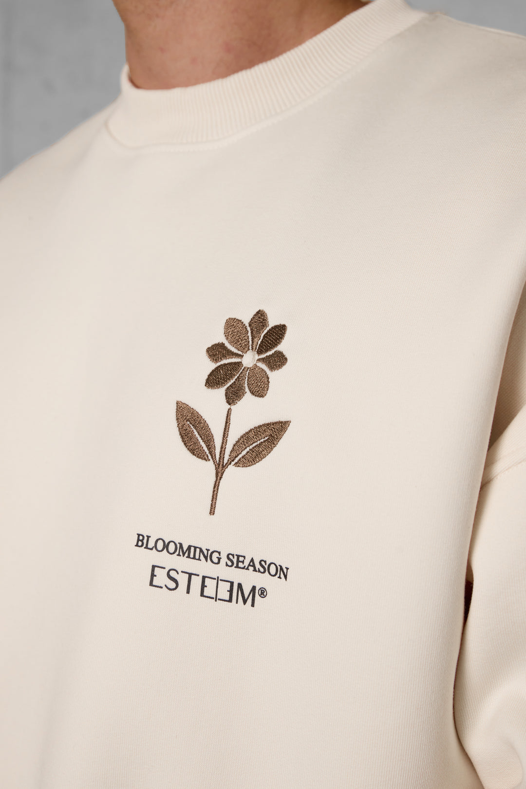 BEIGE BLOOMING SEASON LOGO OVERSIZED SWEATER