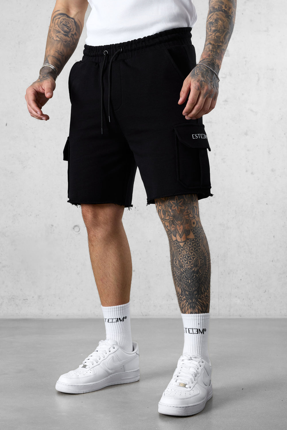 BLACK DISCREET CARGO SWEATSHORTS