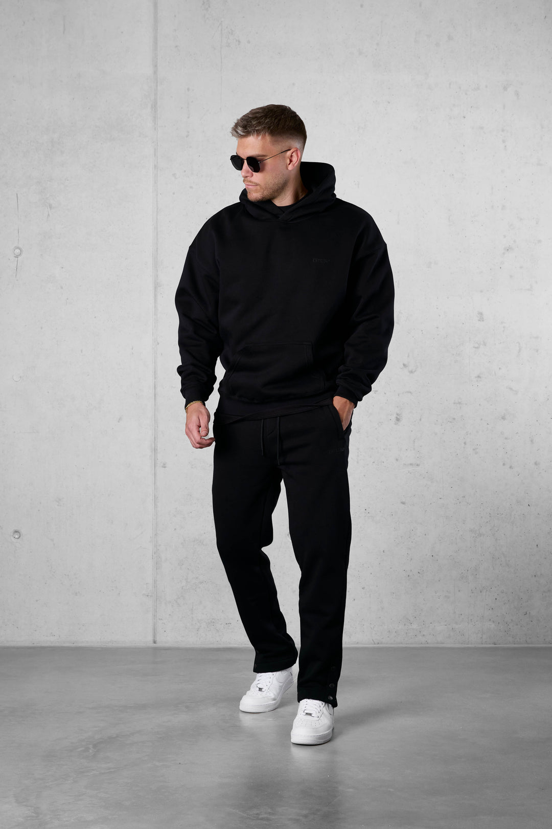 BLACK ESSENTIAL BUTTONS JOGGER