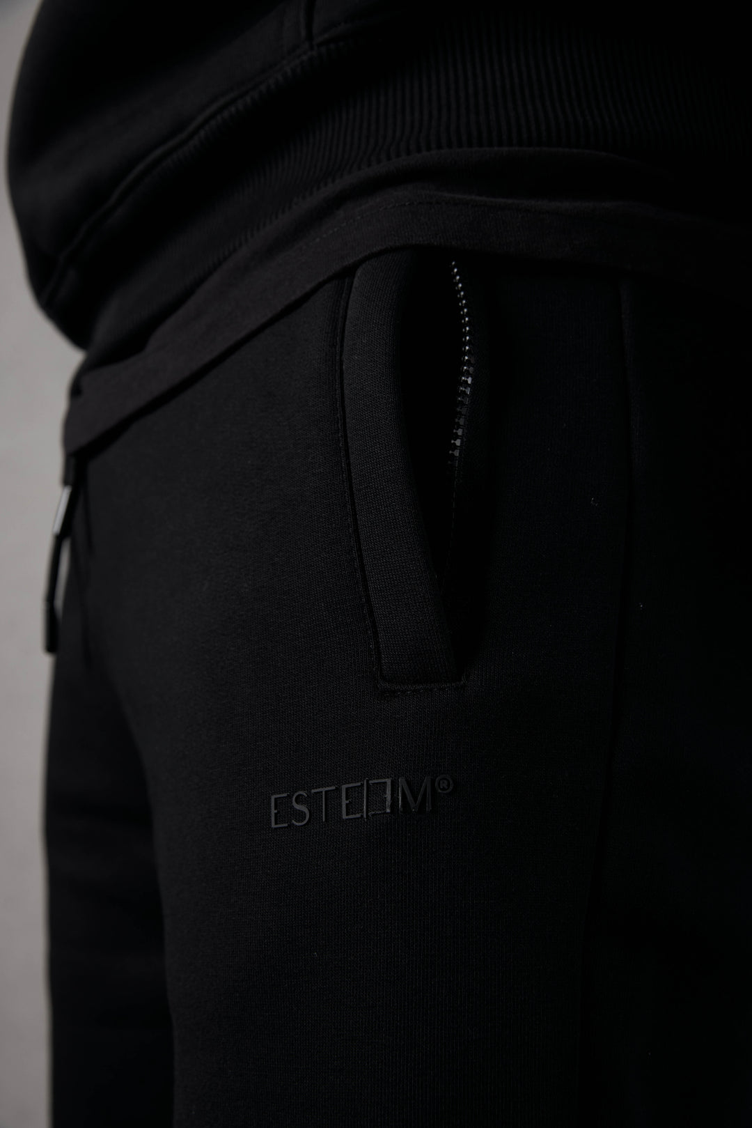 BLACK ESSENTIAL BUTTONS JOGGER