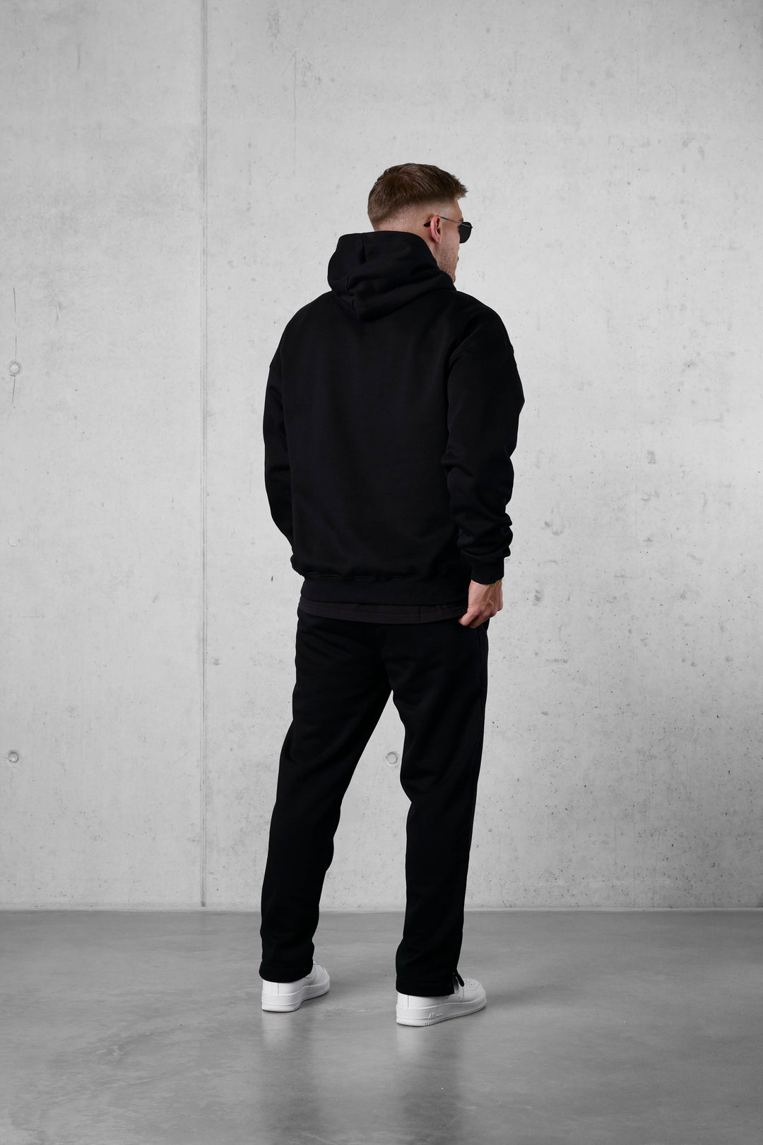 BLACK ESSENTIAL OVERSIZED HOODIE