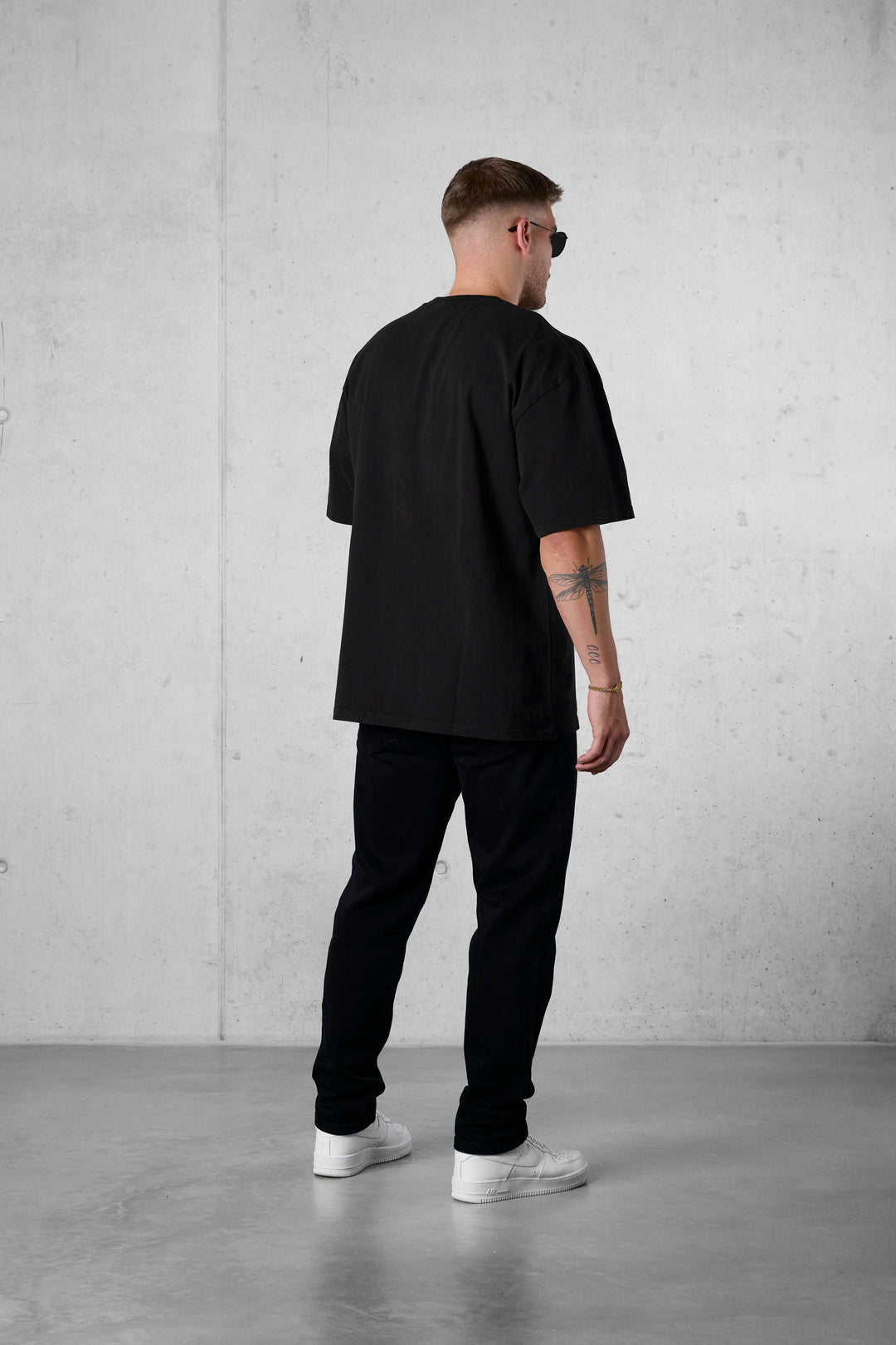 BLACK ESSENTIAL OVERSIZED TEE