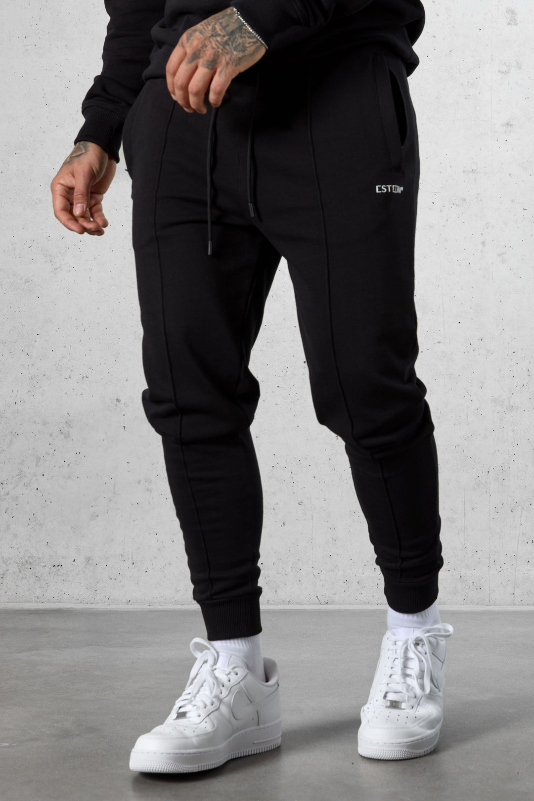 BLACK ESSENTIAL SWEATPANTS