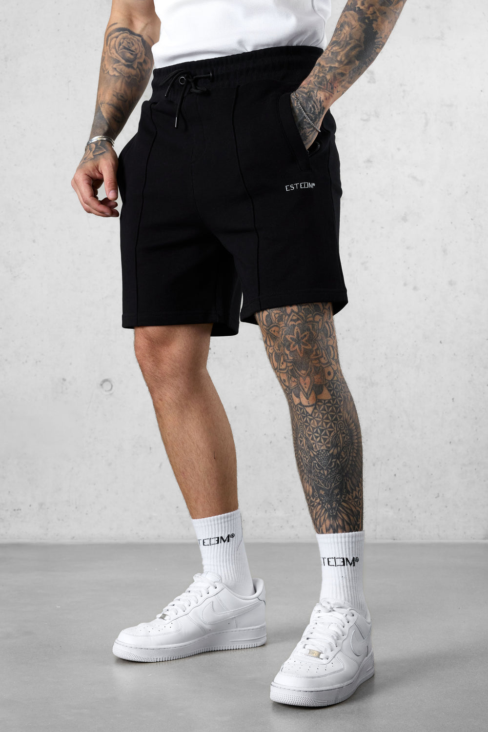 BLACK ESSENTIAL SWEATSHORTS