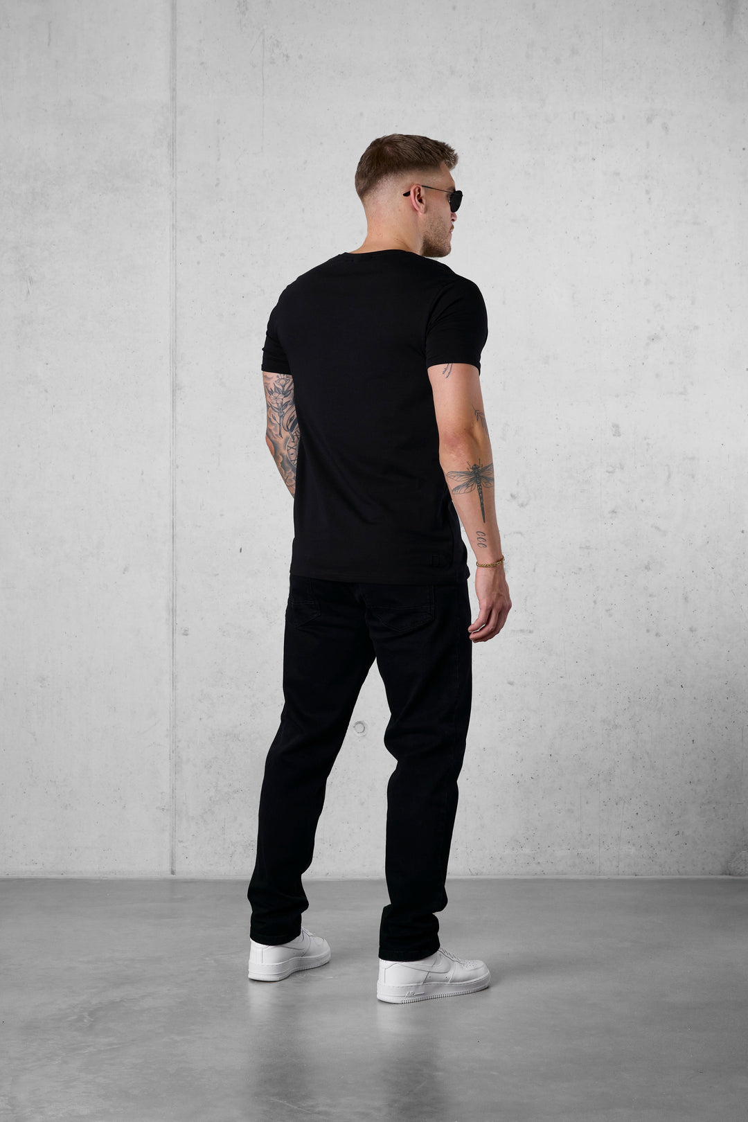 BLACK ESSENTIAL TEE