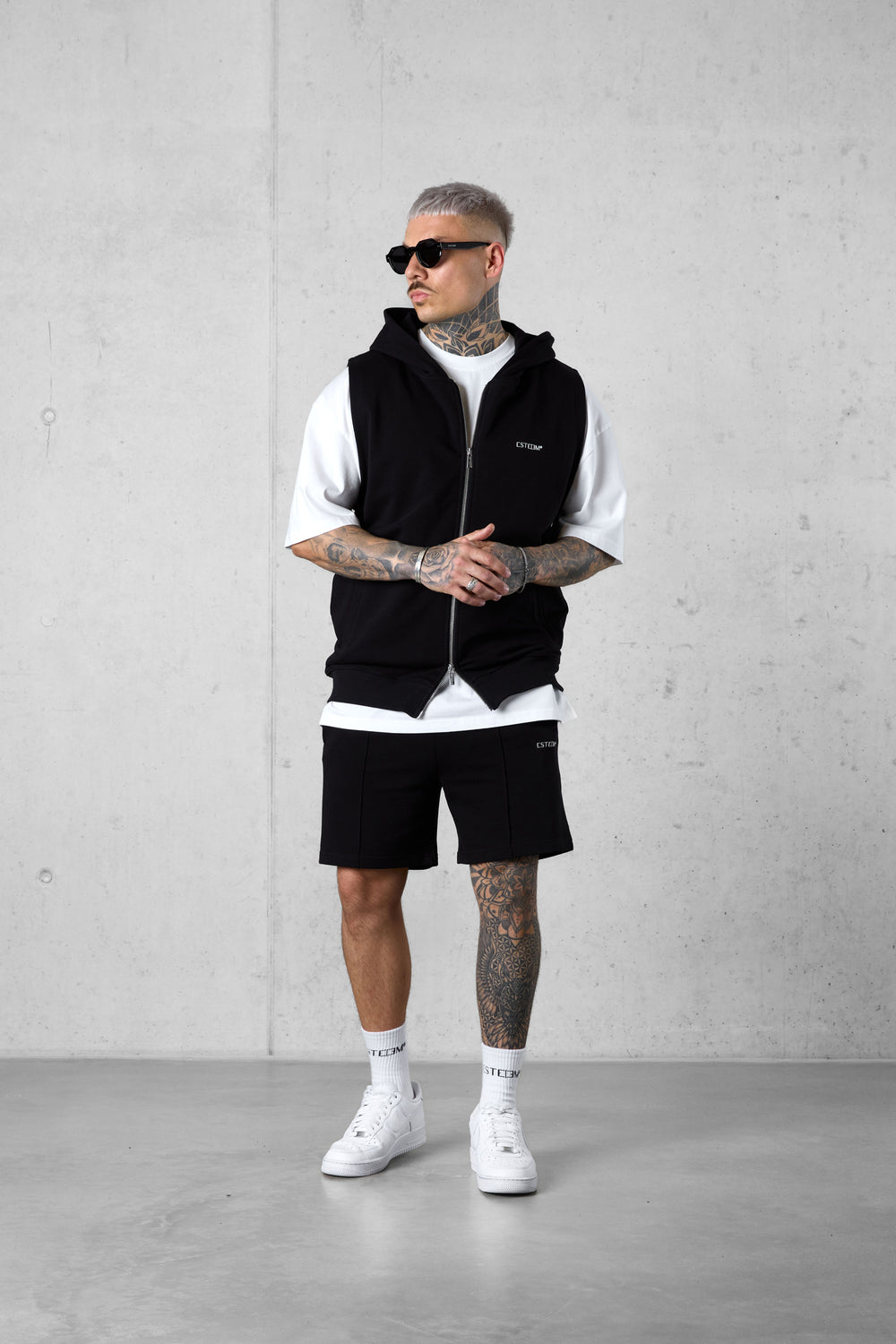 BLACK ESSENTIAL SWEATSHORTS
