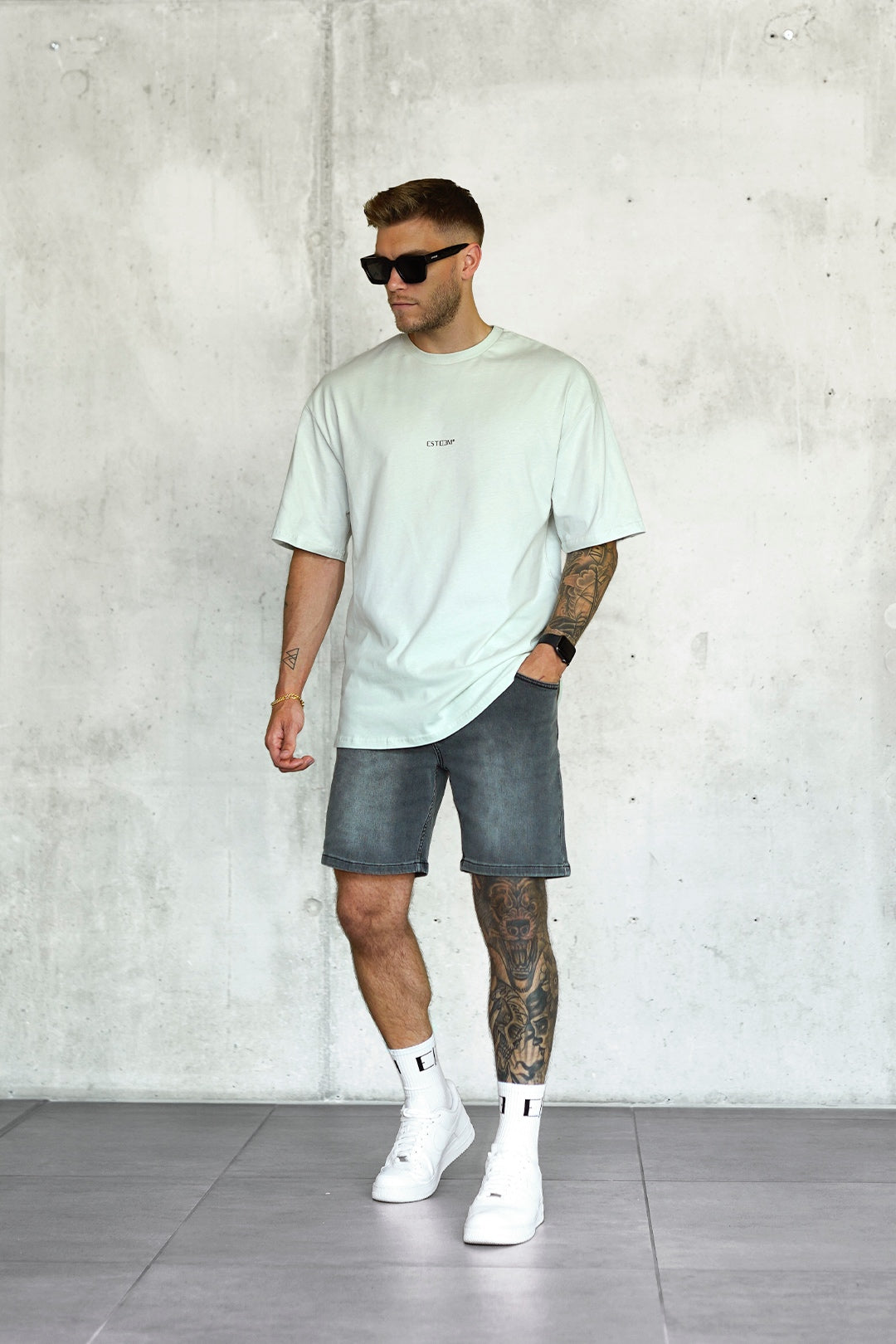 FROSTEDMINT SINGLE PALM OVERSIZED TEE