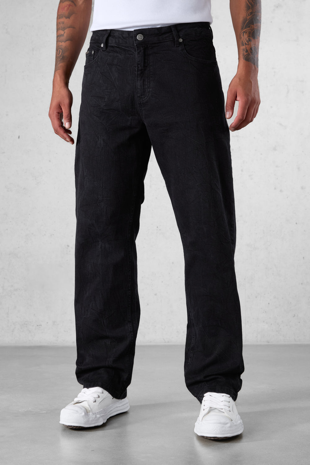 WASHED BLACK WRINKLED STRAIGHT JEANS