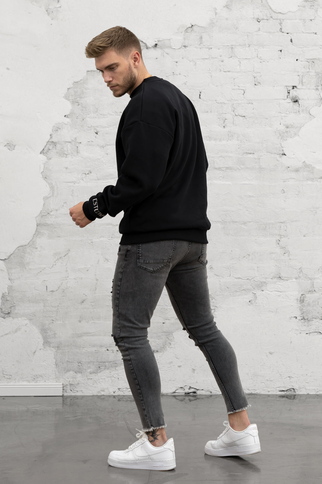 BLACK APPLIQUÉ OVERSIZED SWEATER