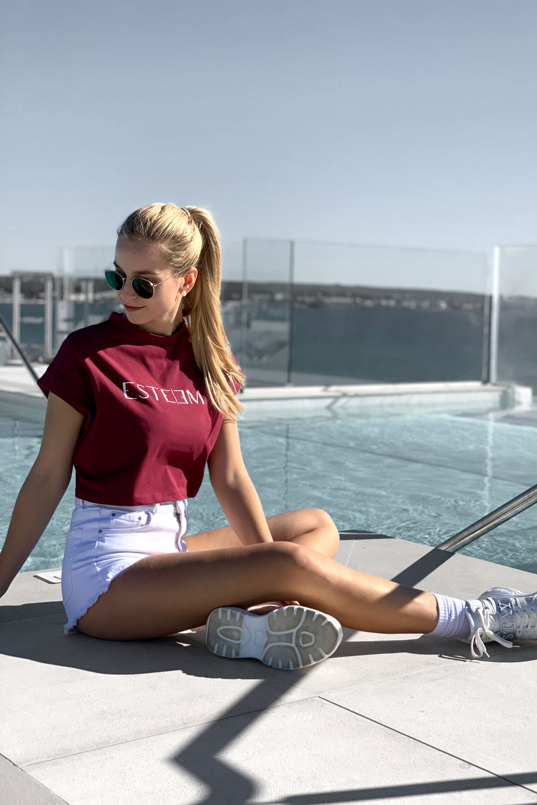 BURGUNDY LETTERING CROPPED TEE