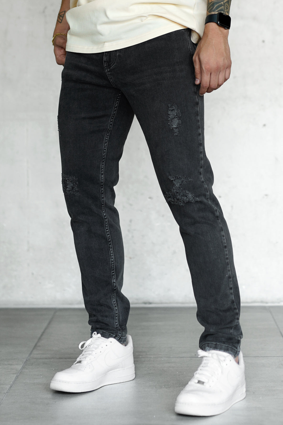 WASHED BLACK DESTROYED STRAIGHT JEANS
