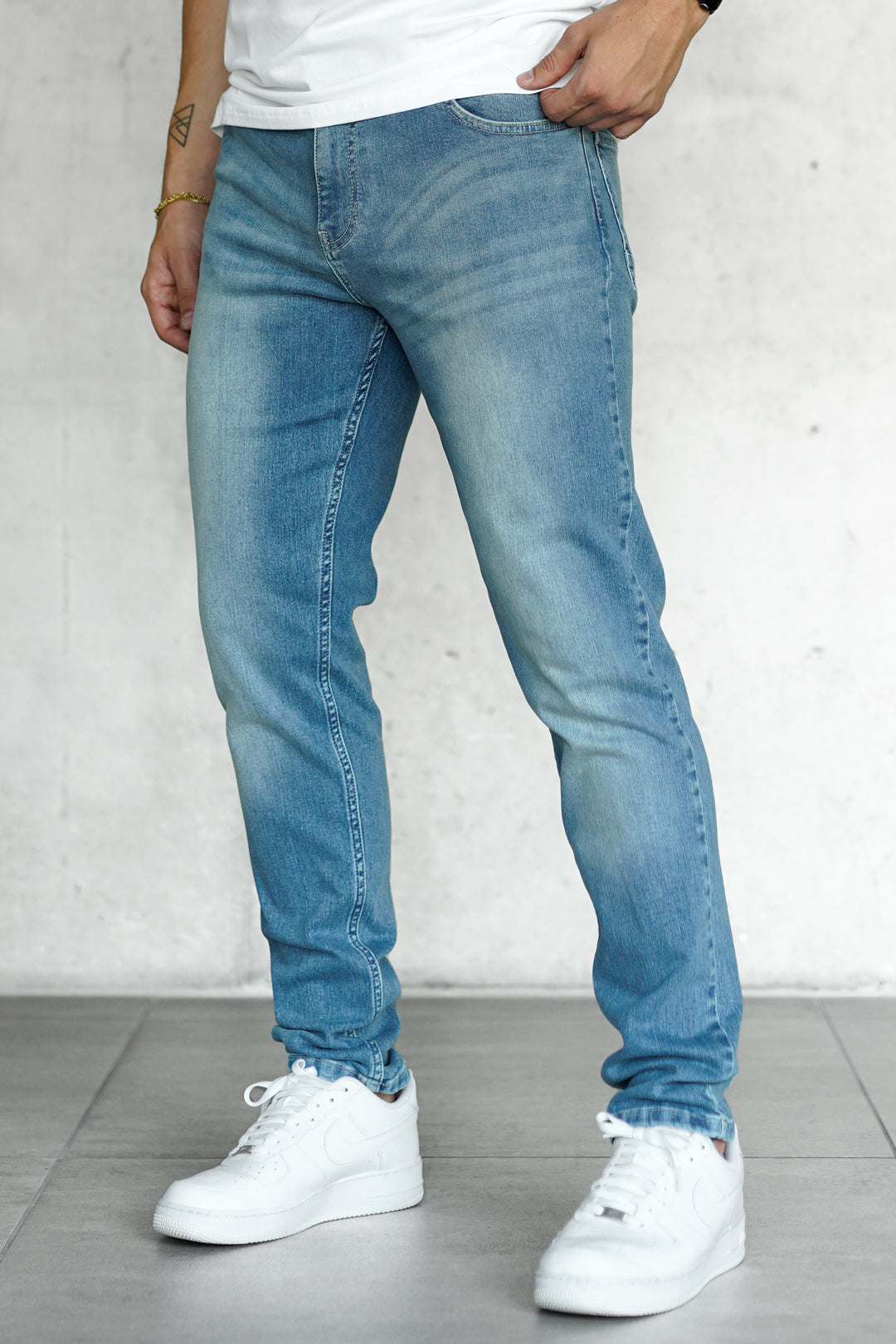 WASHED BLUE BASIC STRAIGHT JEANS
