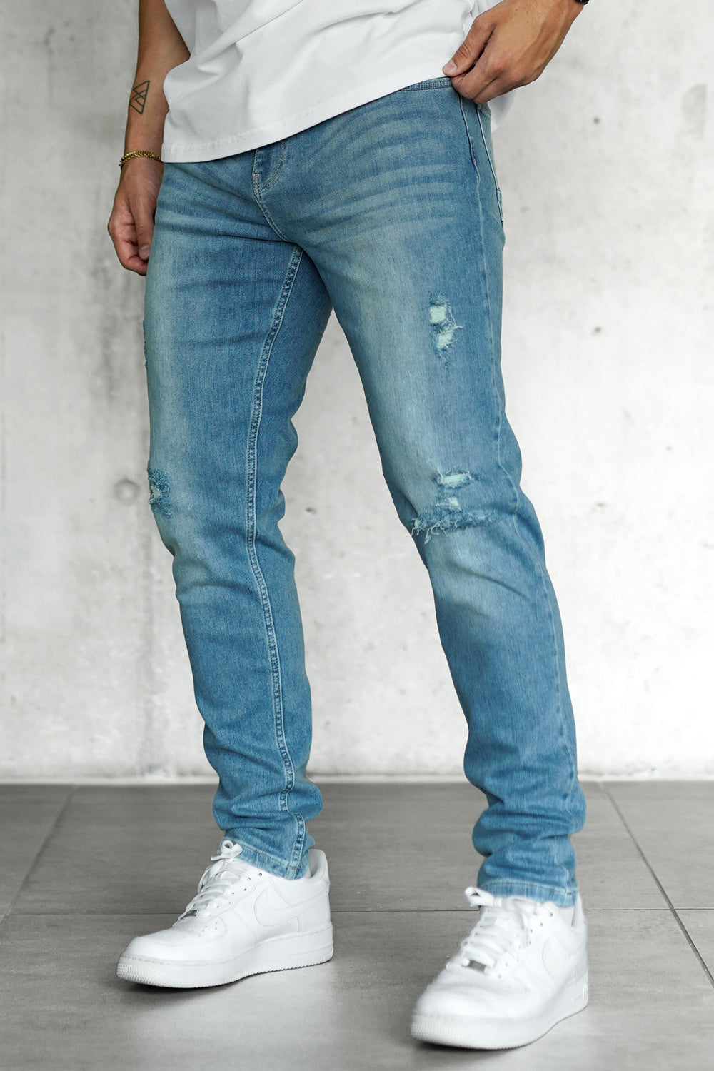 WASHED BLUE DESTROYED STRAIGHT JEANS